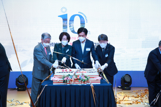 19일 대전 도룡동 IBS 본원에서 열린 'IBS 개원 10주년 기념식'에서 임혜숙 과기정통부 장관(왼쪽 두번째부터), 조승래 국회의원, 노도영 IBS 원장 등이 케이크 커팅식을 하고 있다.  IBS 제공